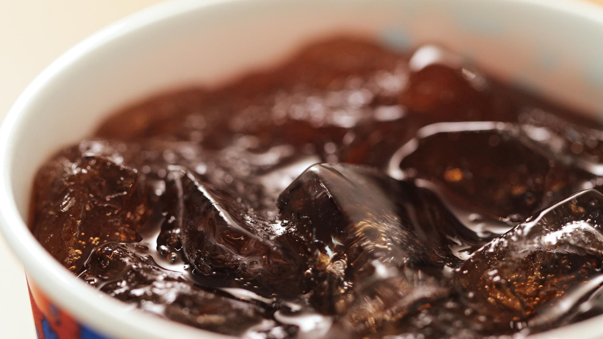 น้ำอัดลม ใส่ น้ำแข็ง ใน ถ้วยกระดาษ