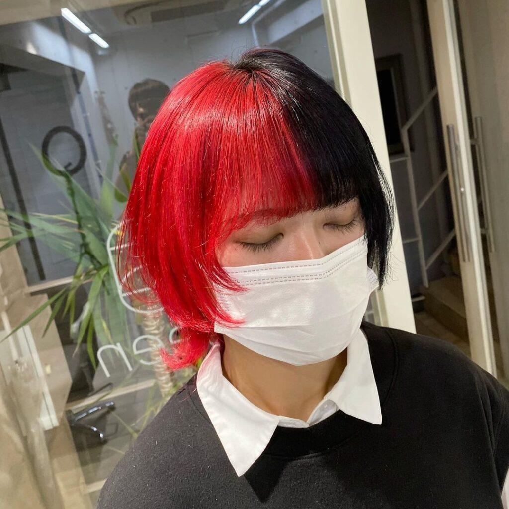 ผู้หญิงเอเชีย ไว้ผมสั้น ทำผมสองสี ผมสีแดง