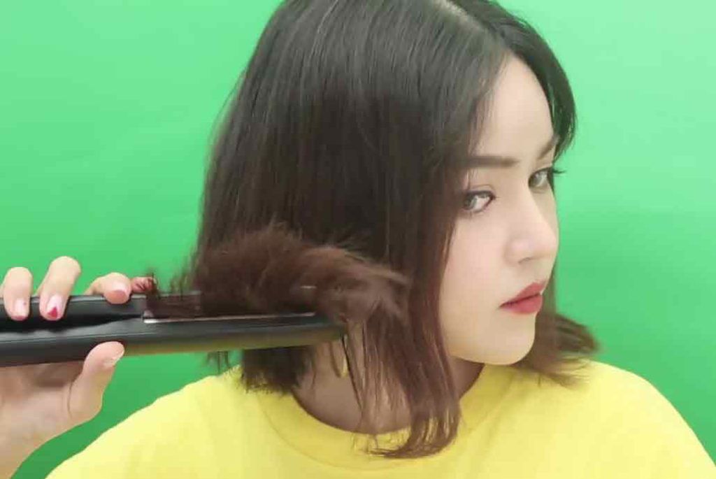 อินฟลูเอนเซอร์ไทย mynjimye ใช้ที่หนีบผมม้วนปลายผมให้งอนออกด้านนอก