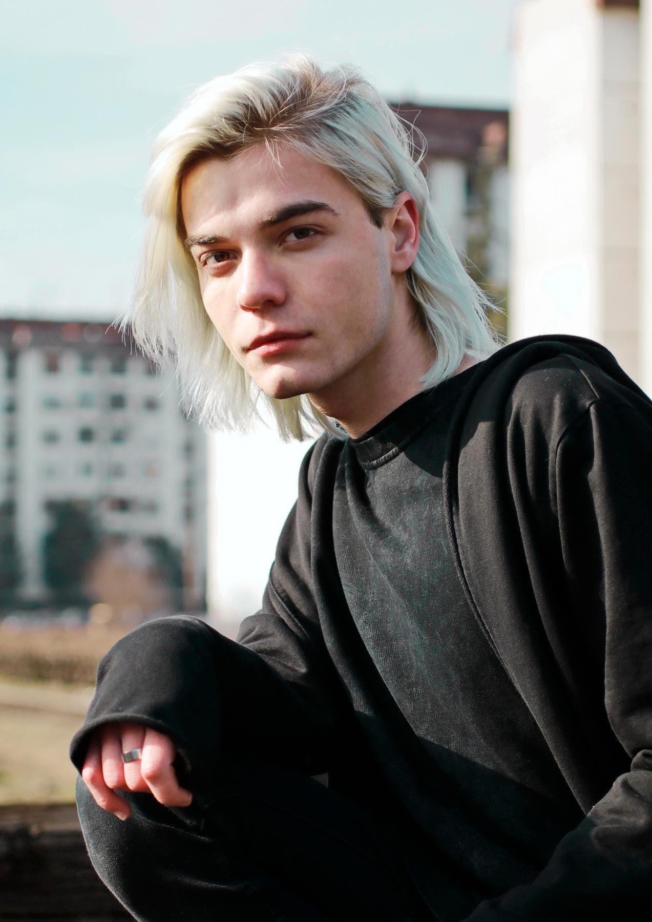 ผู้ชาย ผมยาว ผมสีขาว