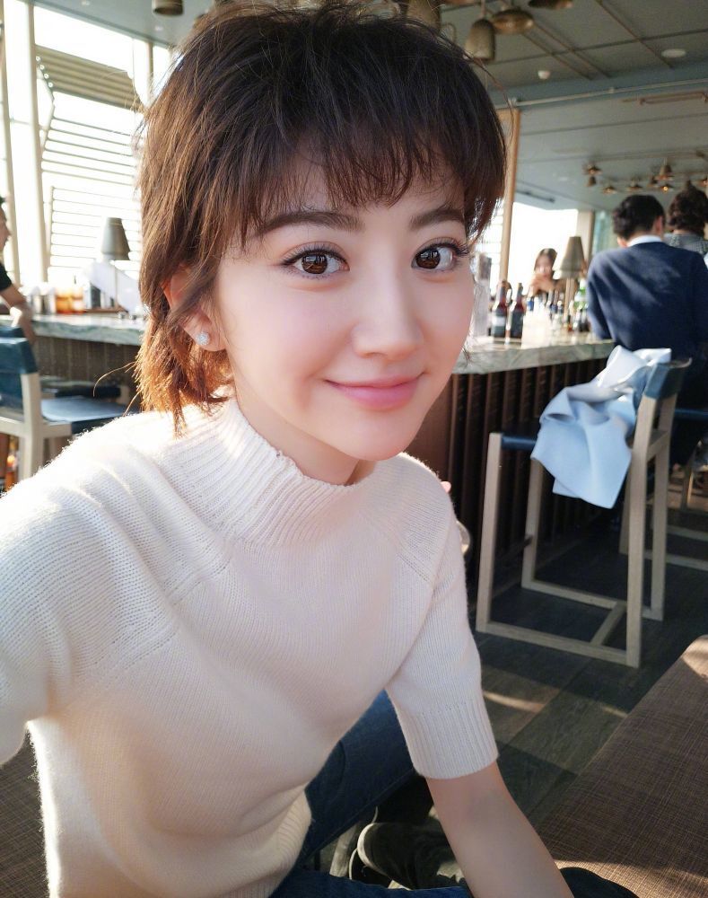 ผมทรงรากไทรสั้นๆ กับหน้าม้าซีทรู  (Credit: Supermodel / Shutterstock)