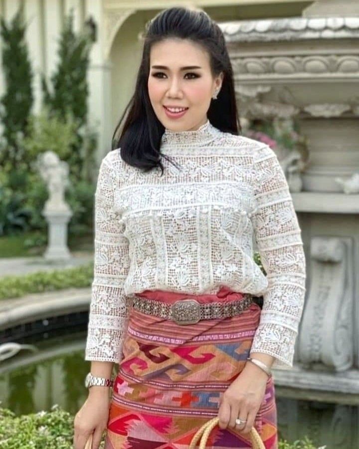 สาวไทย ใส่เสื้อลูกไม้สีขาว  ทรงผมดอกกระทุ่ม ผมยาว