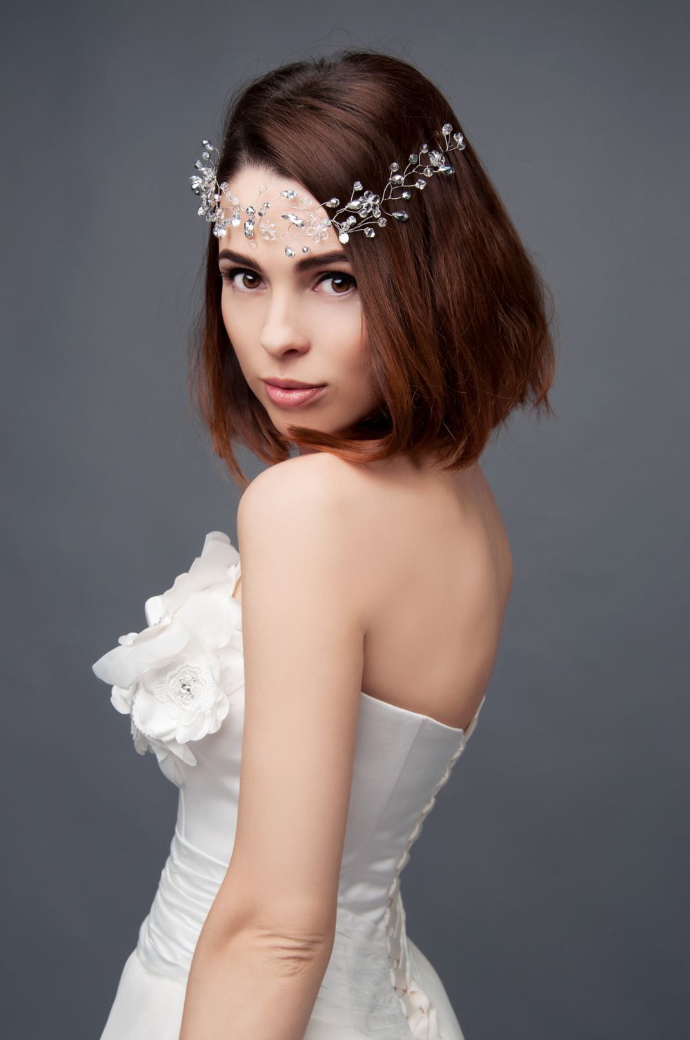 ผมบ๊อบกับมงกุฎดอกไม้ (Credit: Shutterstock)