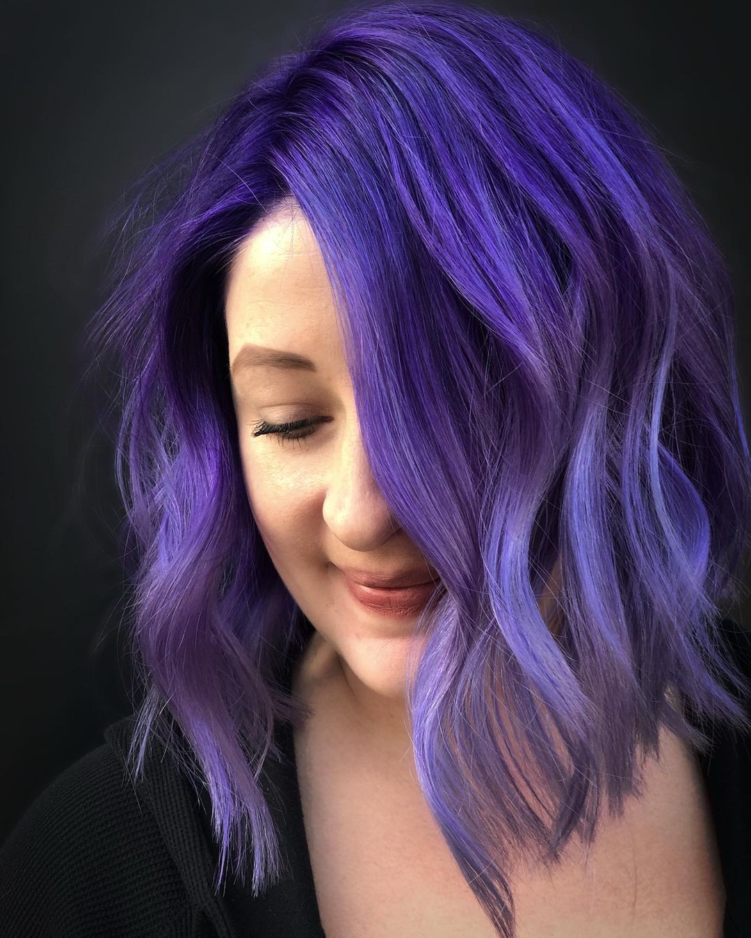 ผู้หญิงฝรั่ง ไว้ผมยาว ย้อมสีผม ผมสีม่วง