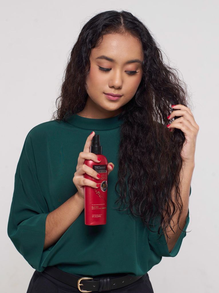 ผู้หญิงผมหยิกยาว สีดำ หนีบผมตรง