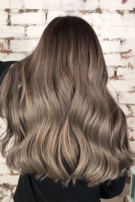 ผมยาว ด้านหลัง ทำสีผม สีน้ำตาลประกายเขียวหม่นเหลือบทอง 