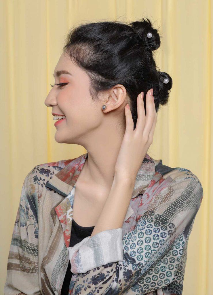 ผู้หญิงเอเชียผมสั้นหยักศกสีดำ มัดผมบัน ผม สั้น มัด ผม