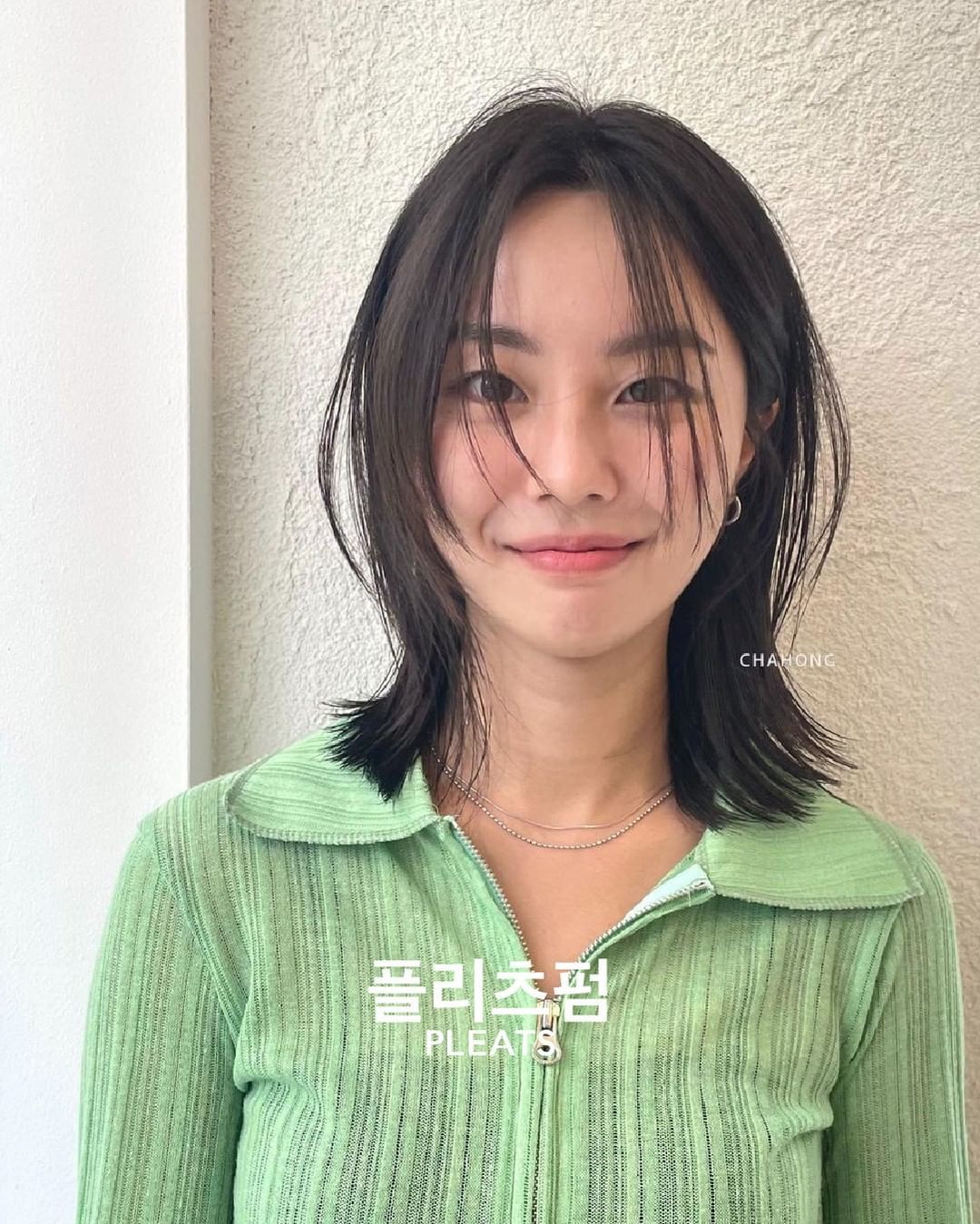 ผู้หญิงเกาหลี ผมสีดำ ทรงผมตามเทรนด์ผมสั้น ประบ่า