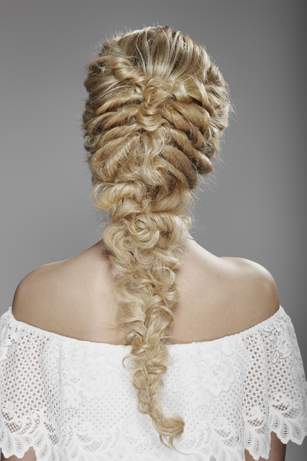 ทรงผมเจ้าสาวแบบถักเปียพวงองุ่น (Credit: Rex by Shutterstock)