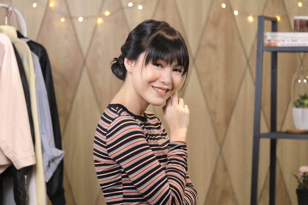 ผู้หญิงเอเชียผมประบ่าสีดำ ทำผมมวยต่ำ