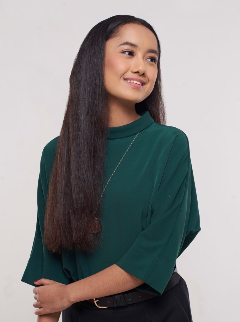 ผู้หญิงผมหยิกยาว สีดำ หนีบผมตรง