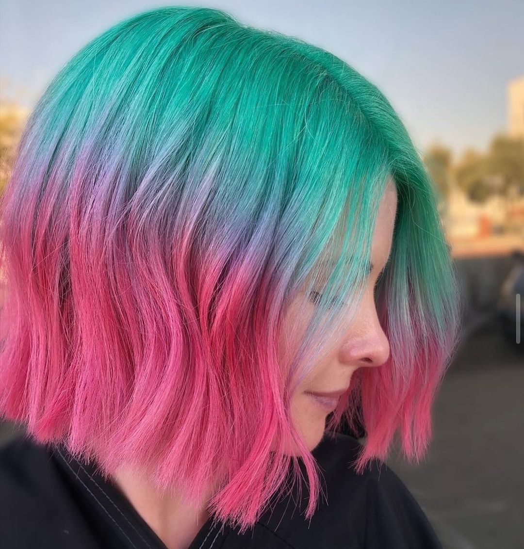 ผู้หญิงฝรั่ง ไว้ผมยาวประบ่า ย้อมสีผม ผมสีเขียว