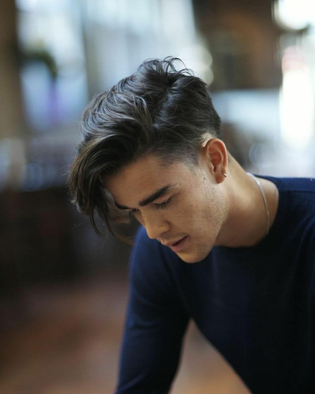 ผมหน้าม้าปัดช่วยลดความกว้างของหน้าผาก ช่วยให้ใบหน้าดูเล็กลง (Credit: instagram/@asianmenshair)