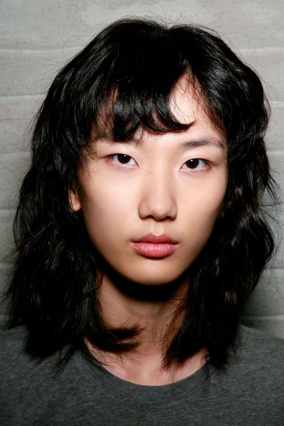 ผมลอนประบ่า + หน้าม้าดัดลอน (Credit: Rex by Shutterstock)