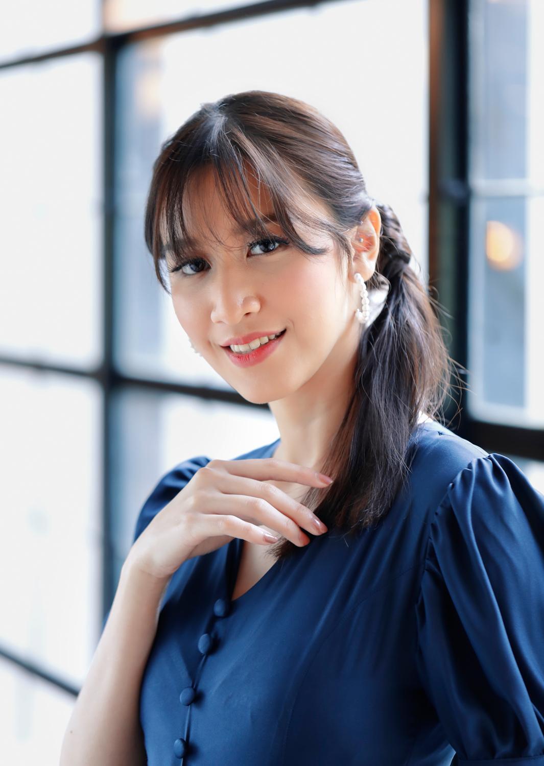 ผมหางม้าเบี่ยงข้าง (Credit: Natasha Estelle)