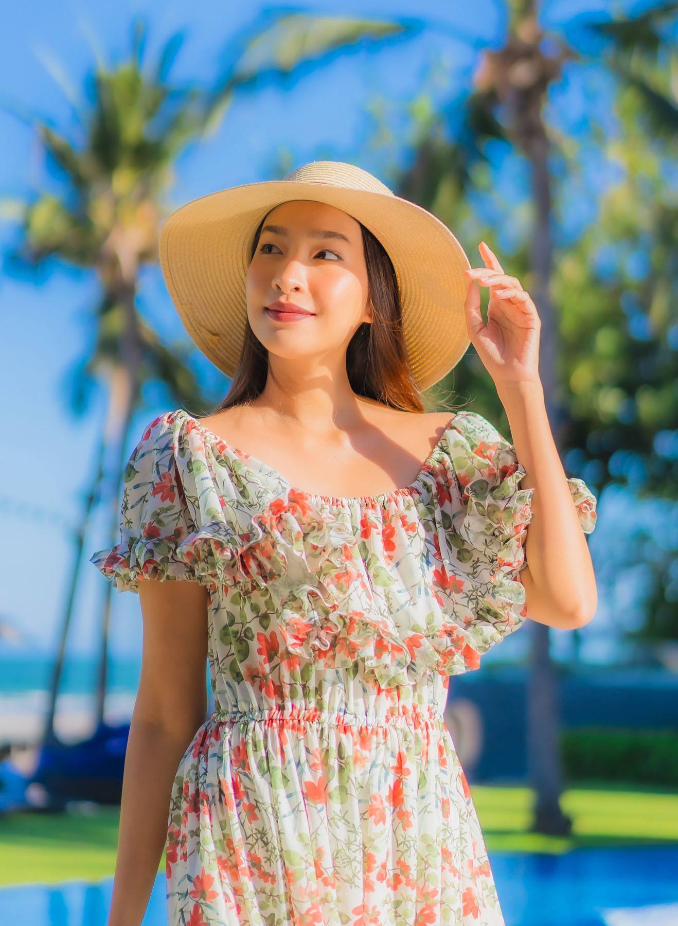 ผู้หญิงเอเชียผมยาว ใส่หมวกปีกกว้าง ทรงผมไปทะเล