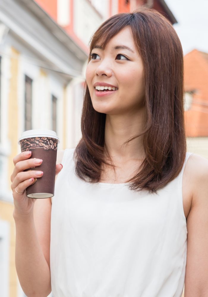 ผู้หญิงเอเชีย ไว้ผมยาวตรงสีน้ำตาล สไลด์ปลายและดัดปลายงุ้ม