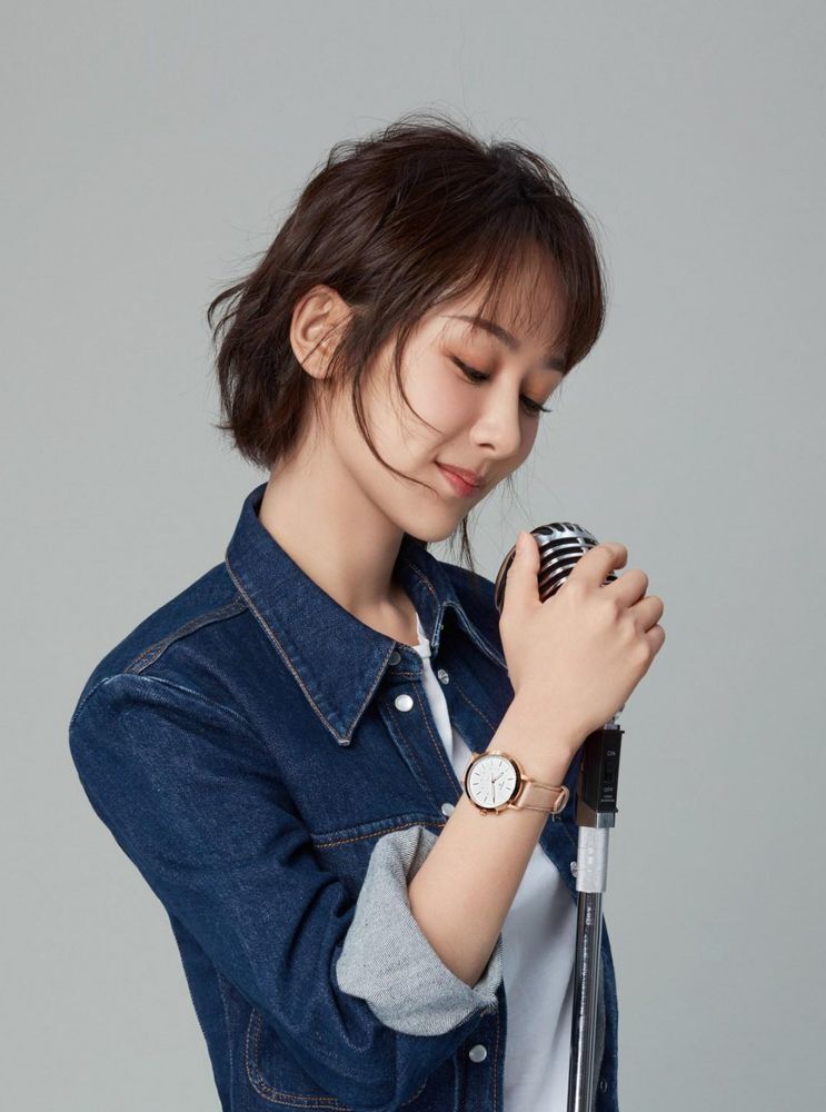 ผมสั้นกับหน้าม้าสไลซ์พลิ้วๆ (Credit: Supermodel / Shutterstock)