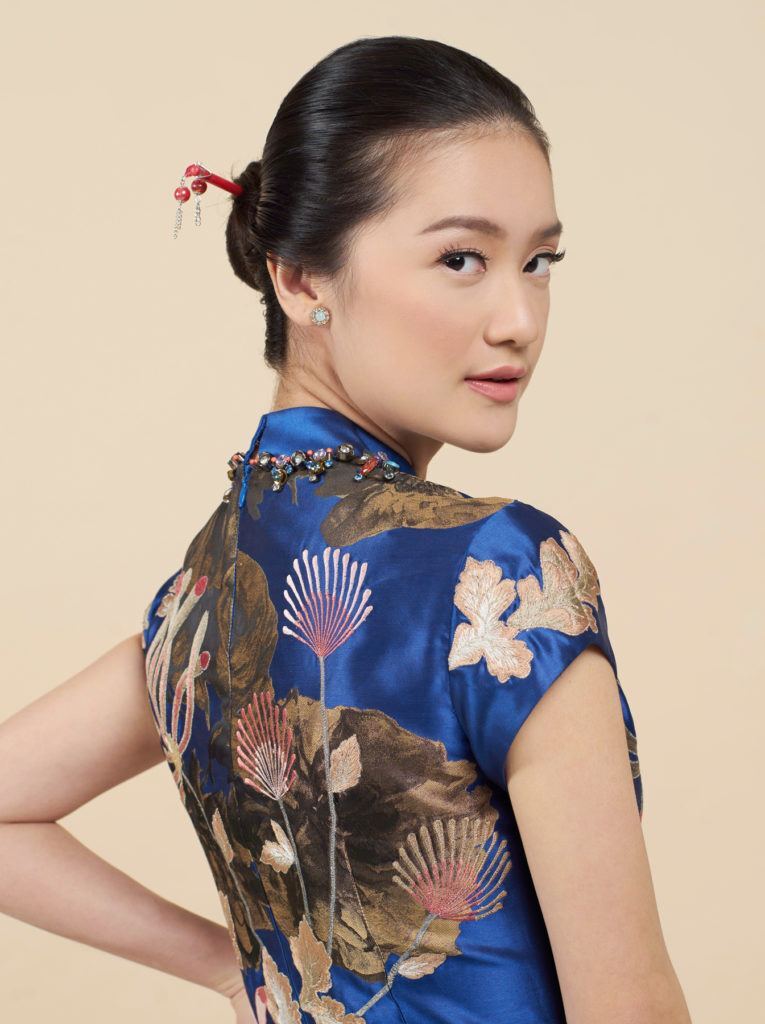 สาวเอเชีย ยืนเอี้ยวตัว หันหน้า ทรงผมเกล้า ปิ่นปักผม