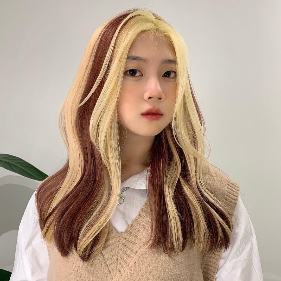 ผู้หญิงเอเชีย ไว้ผมยาว ย้อมสีผม ผมสองสี