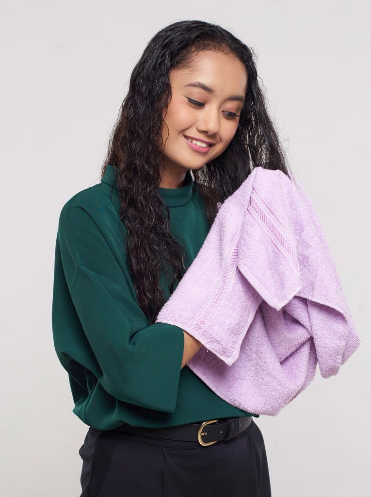 ผู้หญิงผมหยิกยาว สีดำ หนีบผมตรง