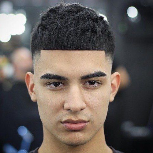 ผมสั้นไว้บนและซอยมีเลเยอร์ ช่วยเพิ่มความโค้งมนให้รูปหน้าได้ (Credit: instagram/@myundercut)