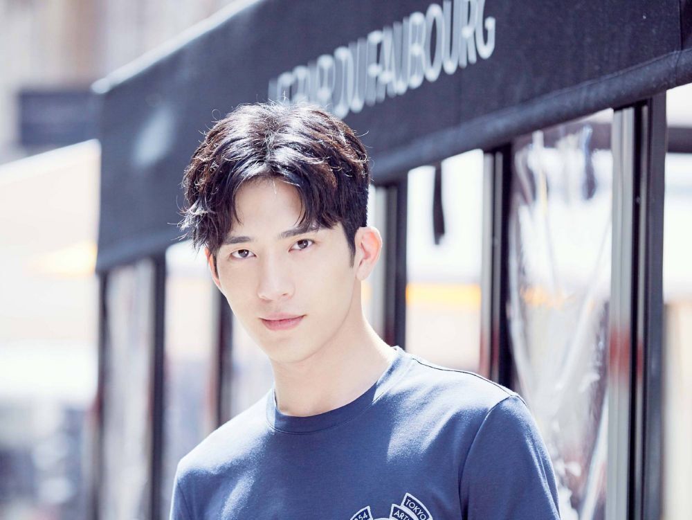 ผมหยักศกแสกกลางธรรมชาติสไตล์จิ่งป๋อหลัน (Credit:Shutterstock)