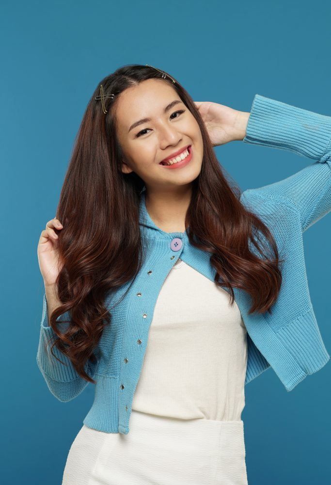 ผู้หญิงเอเชีย ผมสีดำ ไว้ทรงผมยาวแสกกลาง ดัดลอนคลาย และติดกิ๊บ