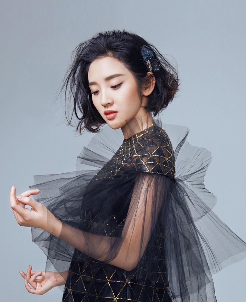 ทรงผมบ๊อบระดับคางที่ดัดแบบ loose wave และแสกข้างช่วยเพิ่มความละมุนให้กับผม (Credit: Supermodel / Shutterstock)