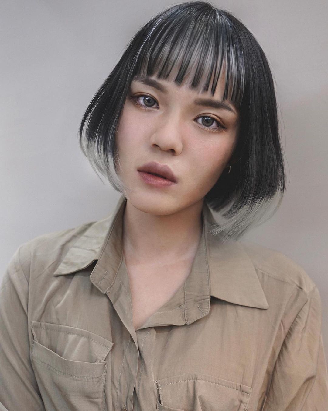 ผู้หญิงเอเชีย ไว้ผมสั้น ย้อมผมสีเทา