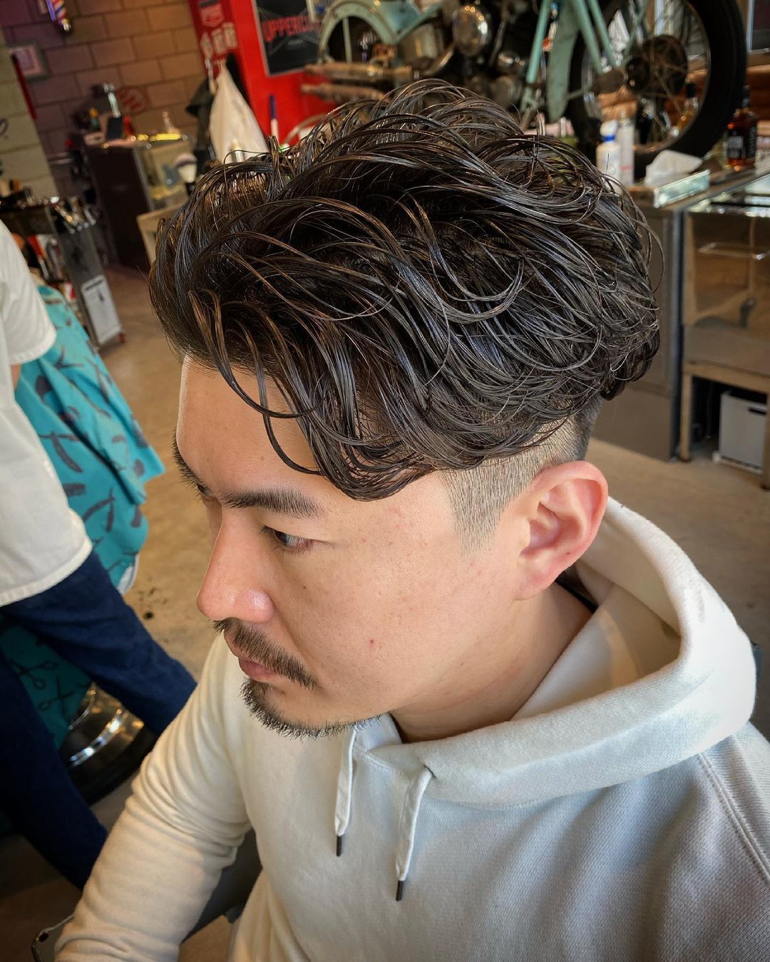 ผู้ชายเอเชีย ผมสีดำ ตัดผมสั้น ทรงผมชายเปิดข้าง 2022 ทรงผมหนุ่มหน้ากลม