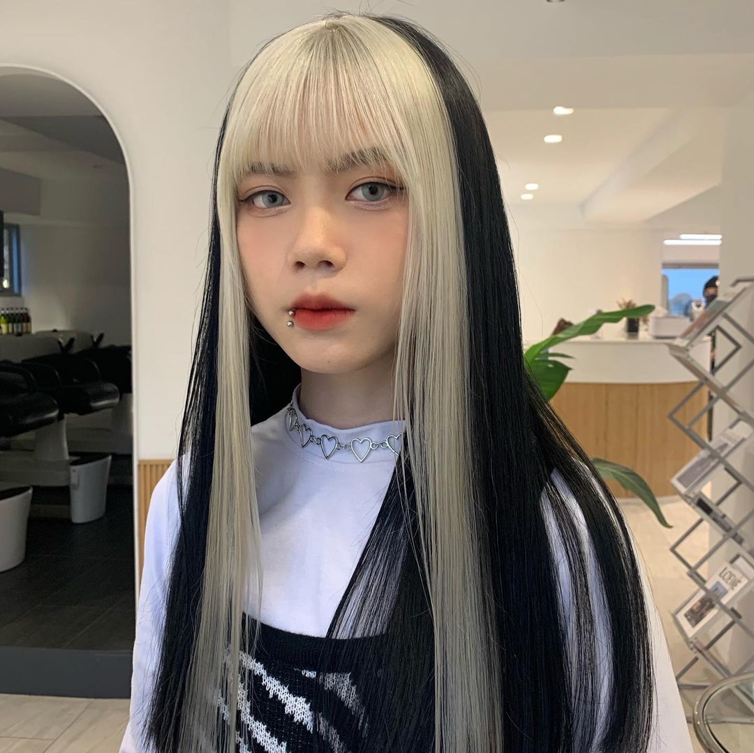 ผู้หญิงเอเชีย ไว้ผมยาว ย้อมสีผม ผมสองสี