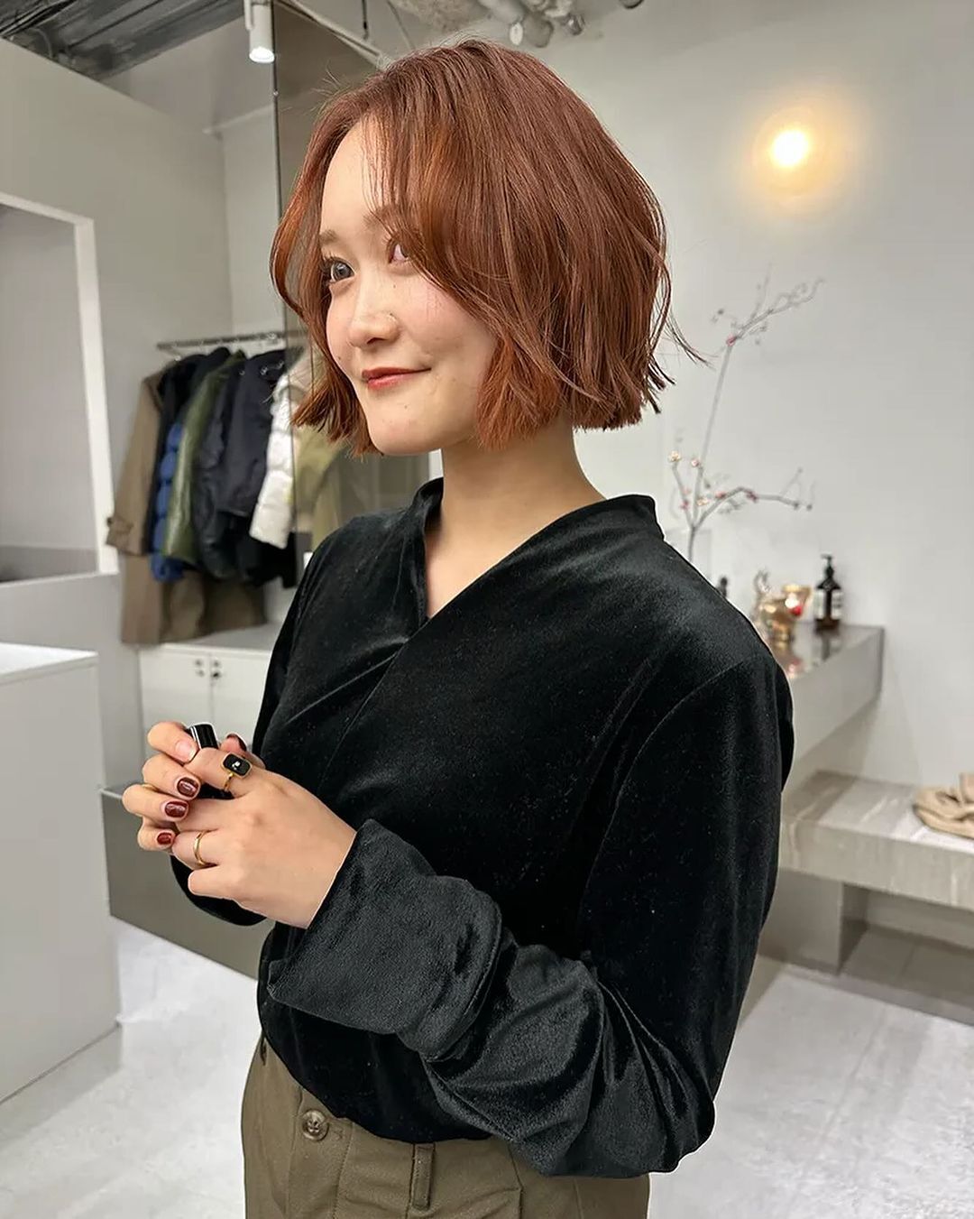 ผมบ๊อบแสกกลางม้วนลอนหลวม 