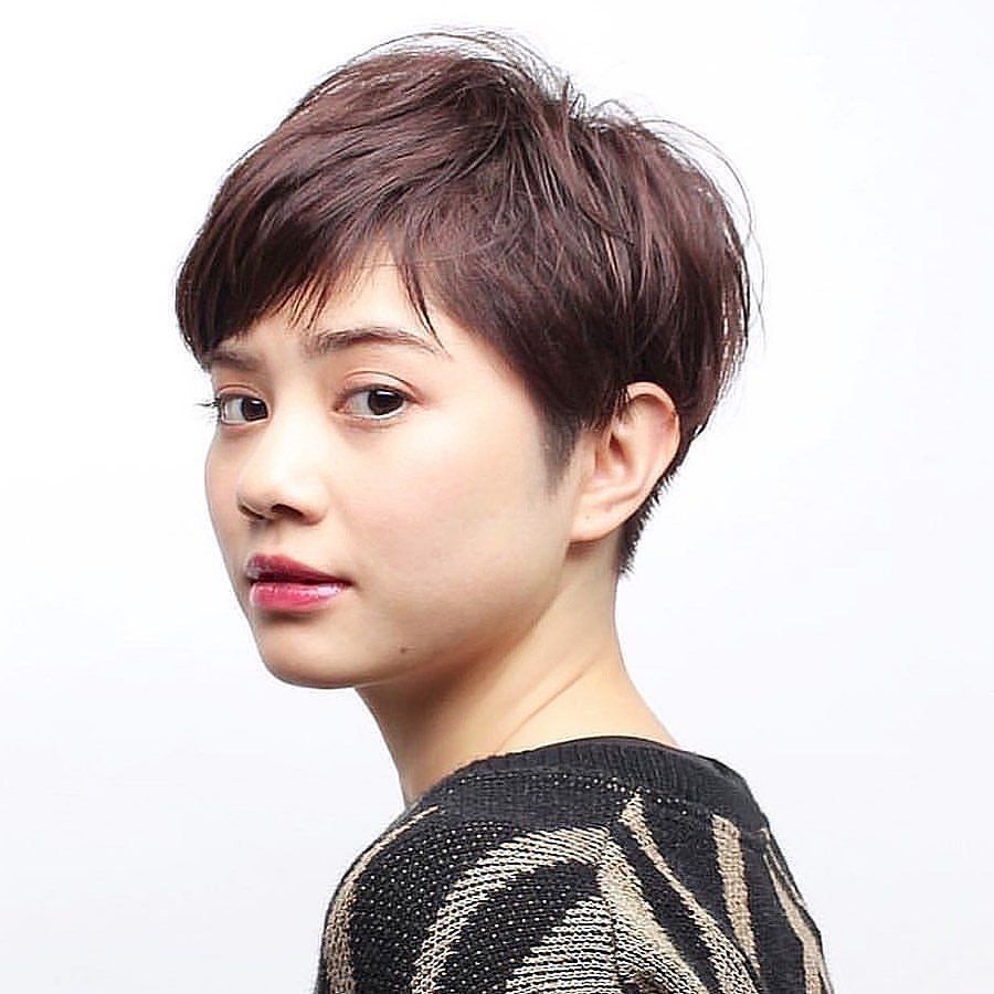 ผู้หญิงญี่ปุ่น ตัดผมสั้น ผมสีน้ำตาลเข้ม พิกซี่คัท มีจอน เปิดหู