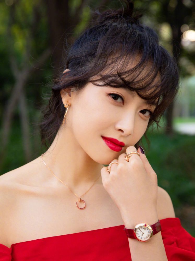 ผมสั้นแบบมัดผมครึ่งหัวและหน้าม้าซอยบาง (Credit: Supermodel / Shutterstock)