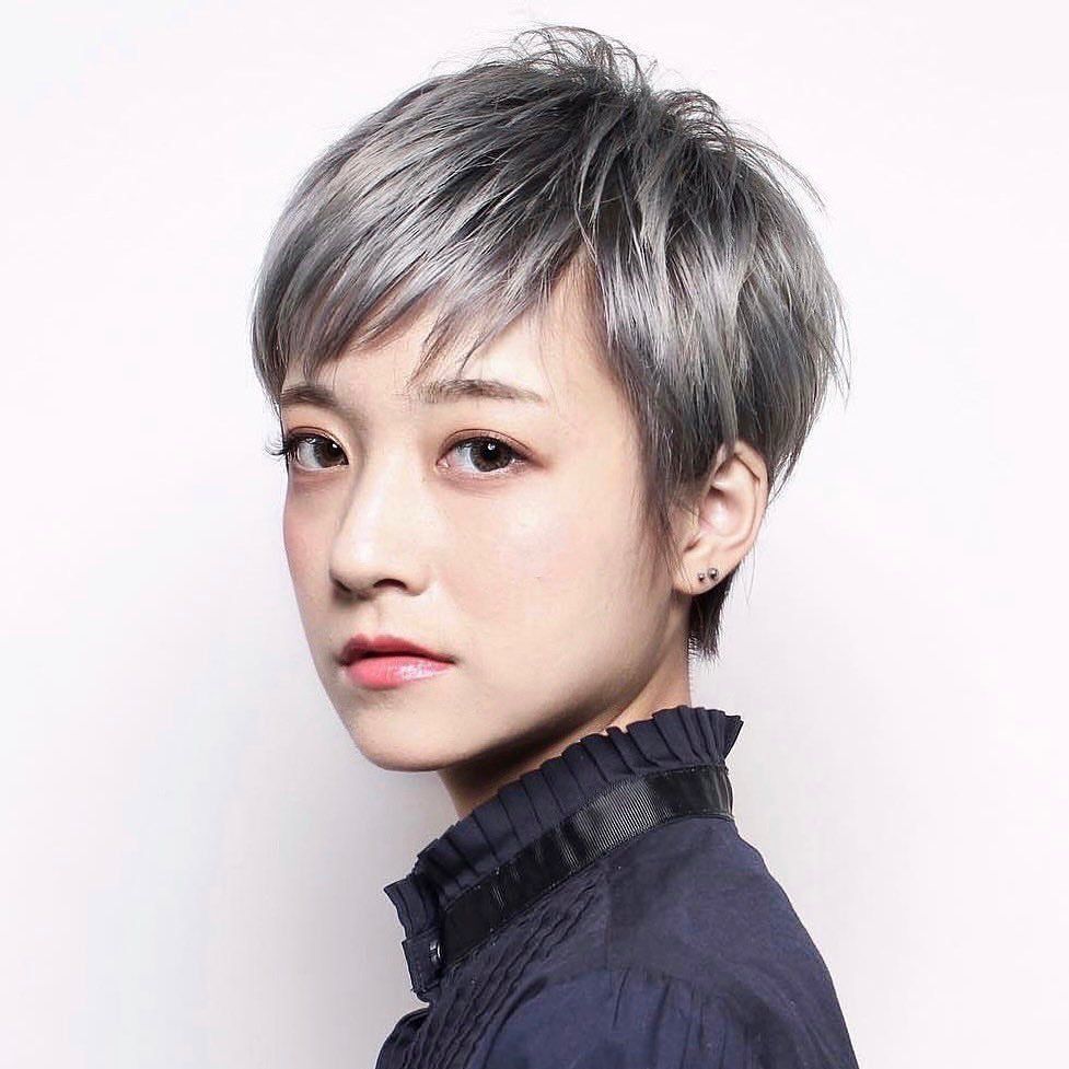 ผู้หญิงญี่ปุ่น ทรงผมสั้นพิกซี่คัท มีเลเยอร์ ทำสีผมสีเทา 