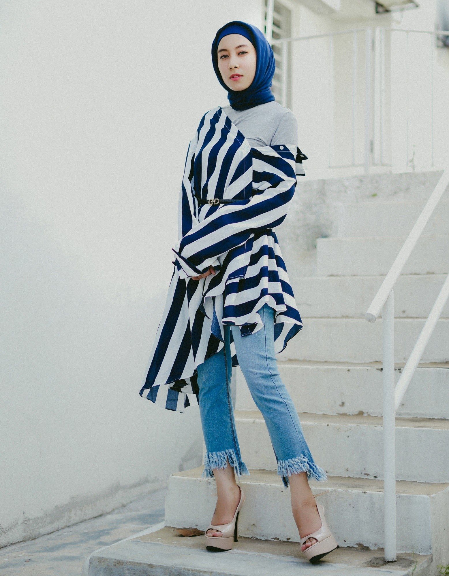 Wanita Asia memakai hijab segi empat simple warna biru dongker