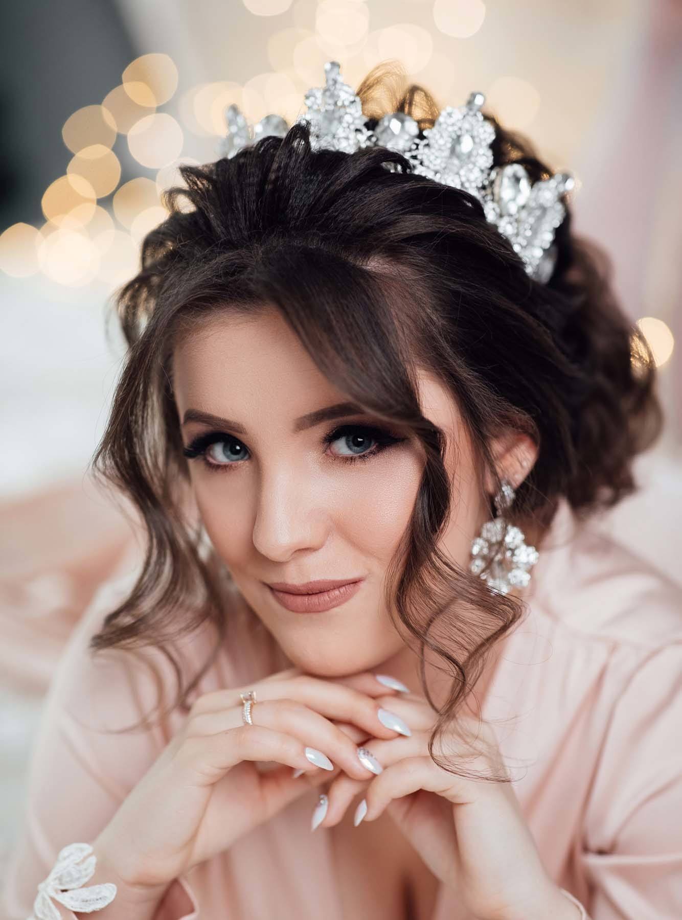 เน้นทำผมหลวมๆ เลี่ยงทำผมที่ตึงแน่นมาก (Credit: Rex by Shutterstock)