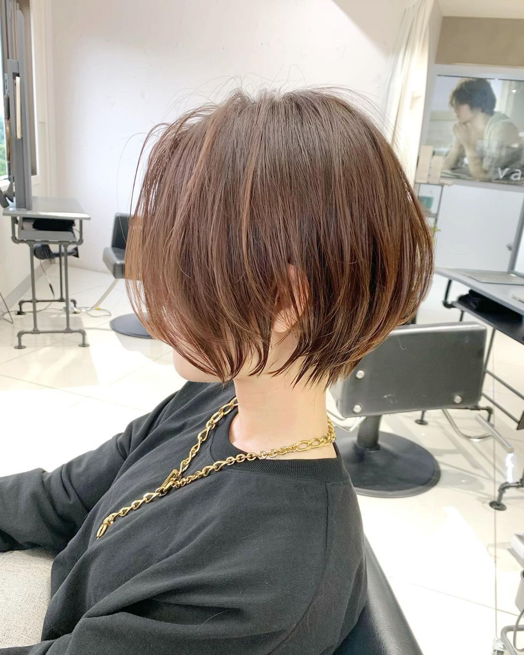 ผู้หญิงผมสั้นปานกลางทรงบ๊อบหัวทุย