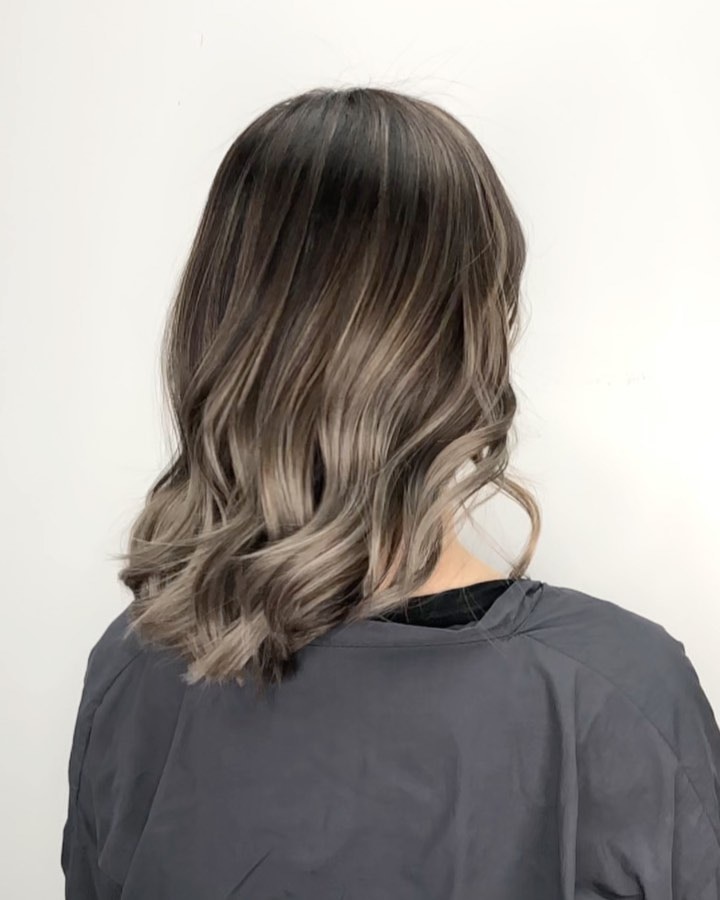 ด้านหลังผู้หญิง ผมสีเทา ประกายหม่น