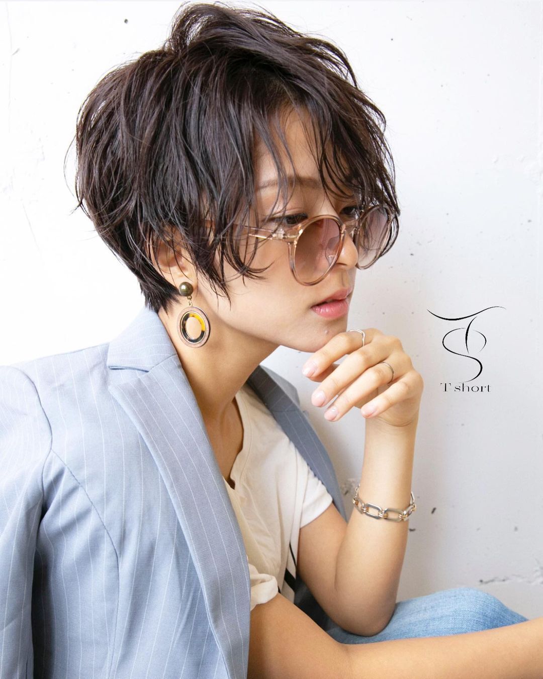 Lady_wear_glasses_with_short_boy_bob_loose_curls_hairtsyle