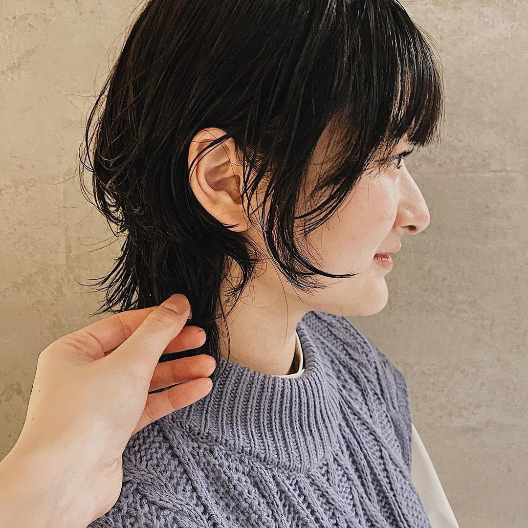 lady_with_short_hair_wolfcut_style_curls