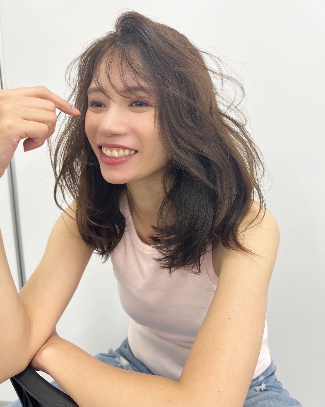 ผมยาวดัดหยิกพองฟูแสกข้าง(Credit: Instagram/@kelly_kat_6)