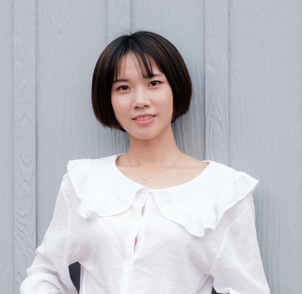 ทรงผมคลาสสิคอย่างบ๊อบสั้นช่วยทำให้หน้าดูเด็กลง ยิ่งทำผมหน้าม้าแหวกเพียงเล็กน้อย เท่านี้ก็หน้ากลมๆ ก็ดูสวยเด่นแล้ว (Credit: Rex by Shutterstock)