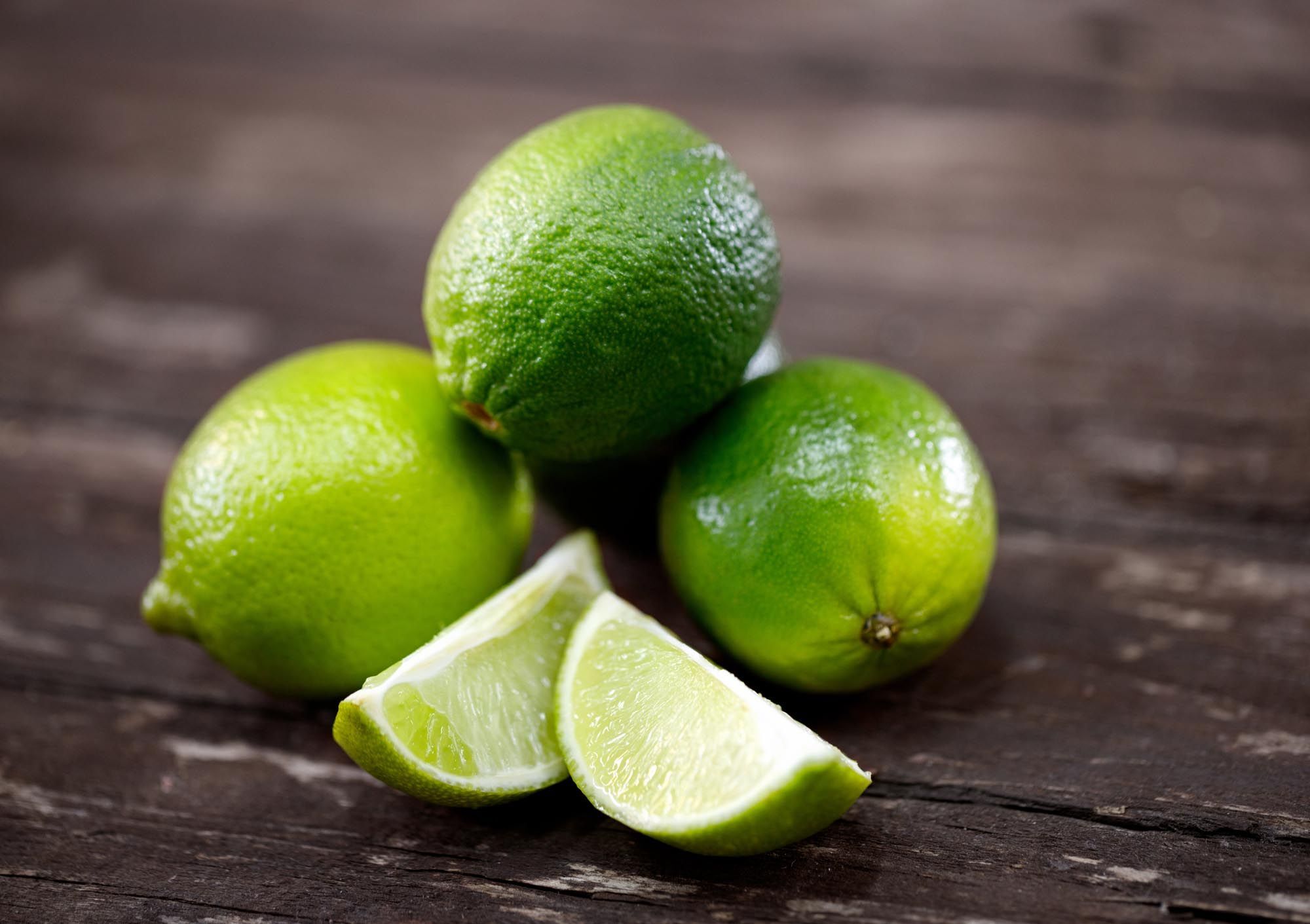 มะนาว สีเขียว ผ่าซีก