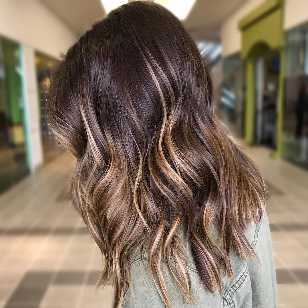 ผู้หญิงฝรั่ง ไว้ผมยาว ทำผมสีน้ำตาลคาราเมล