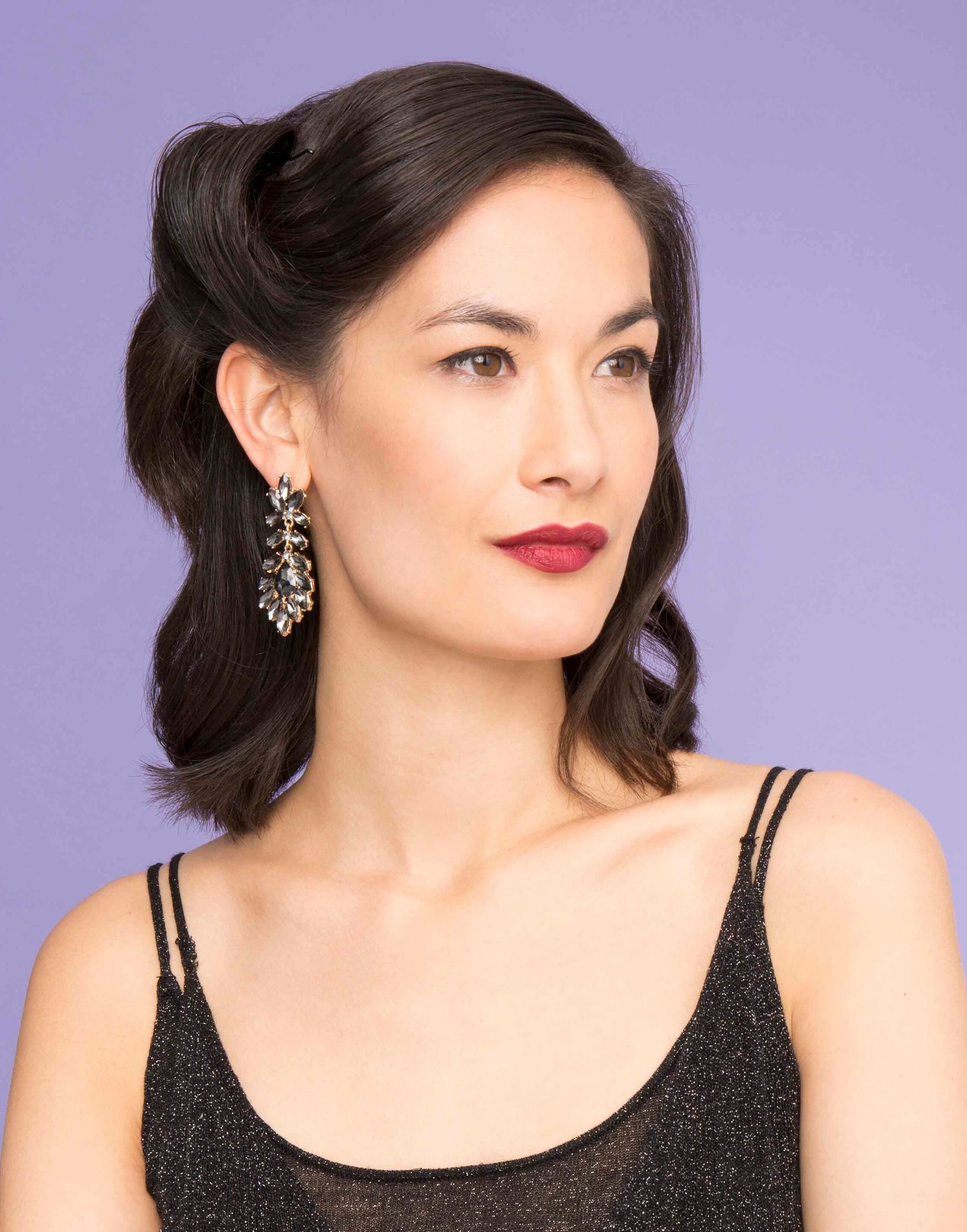 ผู้หญิง ผิวขาว ผมบ๊อบสั้นประบ่า บิดเกลียววินเทจ เปิดหน้า 