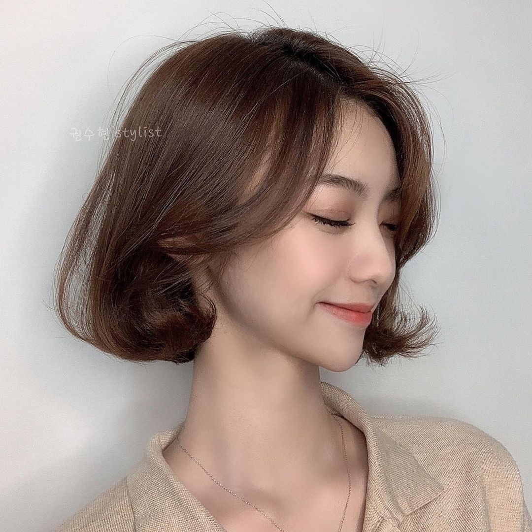 ผู้หญิงเกาหลีตัดผมสั้น ผมสีเข้ม ตาม เทรนด์ ผมสั้น 2022