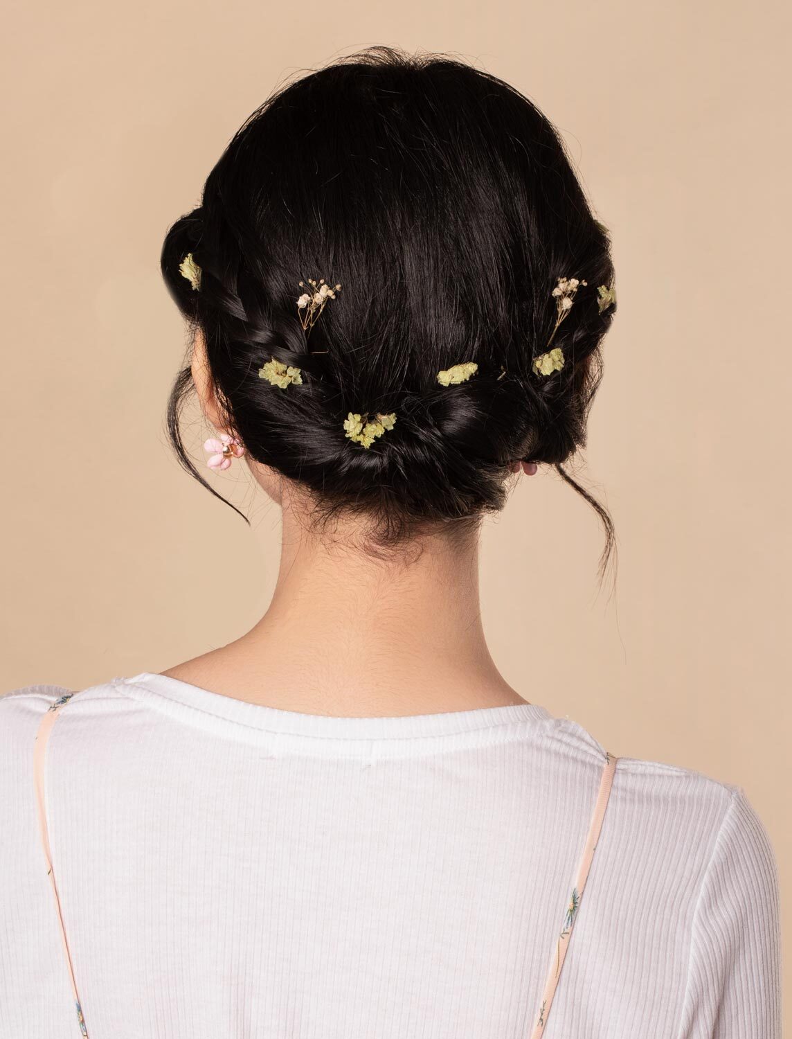 เปียมงกุฎทัดดอกไม้ (Credit: Natasha Estelle)