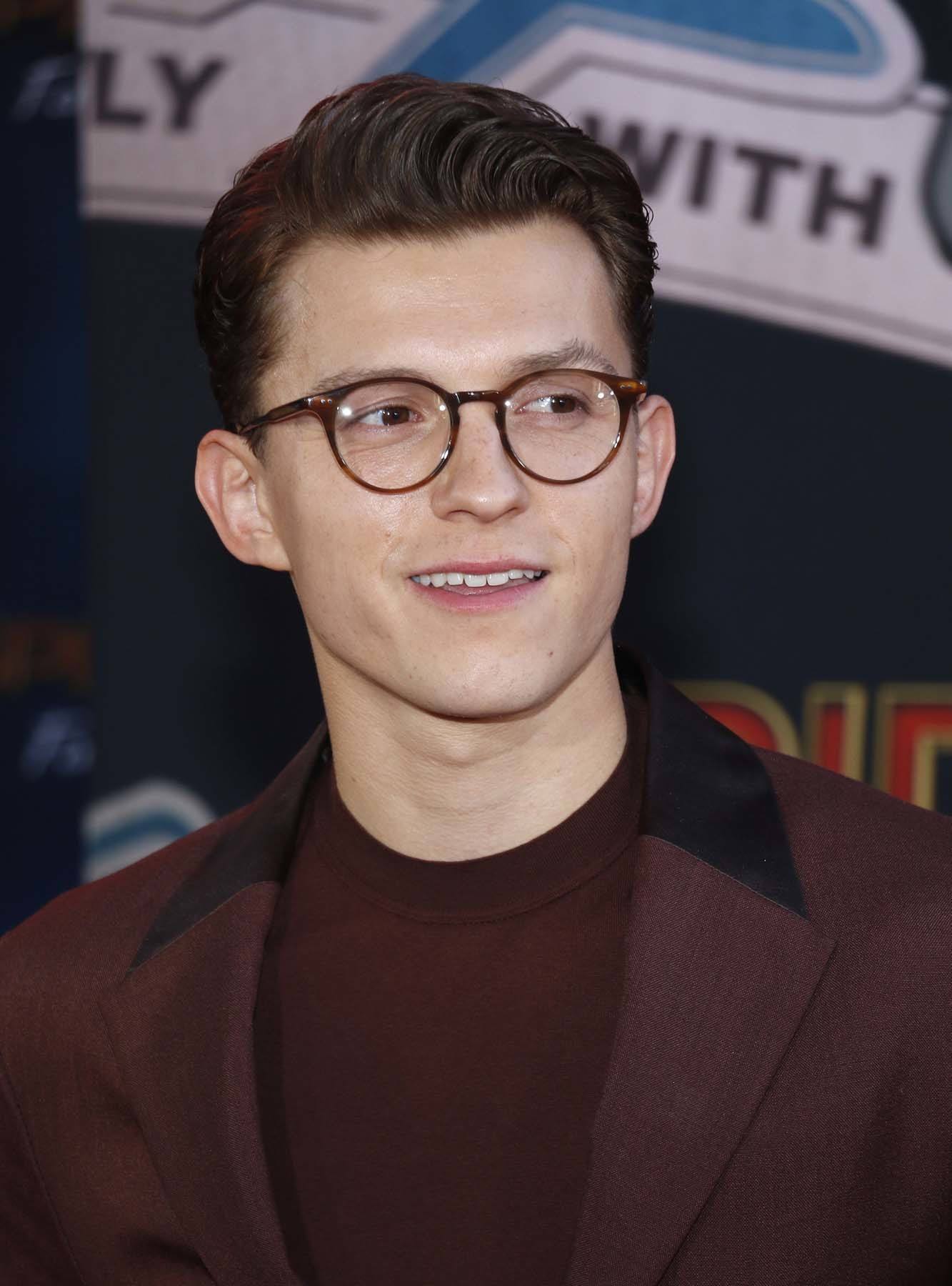 ใบหน้าเหลี่ยมควรเลือกทรงผมที่ดูพลิ้วๆ (Credit: Rex by Shutterstock)